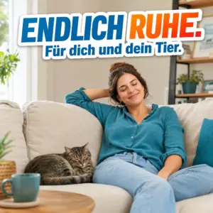 Frau entspannt mit Katze auf dem Sofa – endlich Ruhe nach erfolgreicher Flohbekämpfung